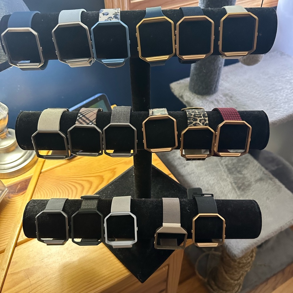 Versatile Smartwatch with Gold Frame and Interchangeable Bands